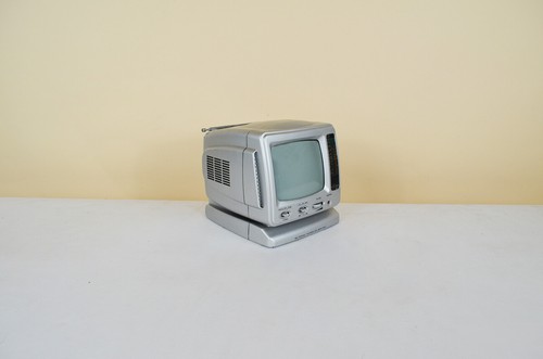 Piccolo televisore portatile - piccolo,