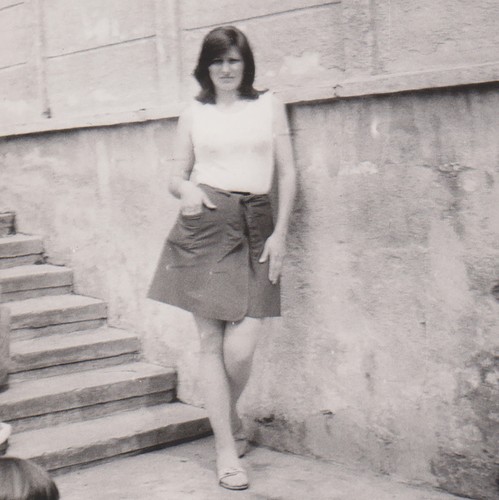 Attraente giovane donna - , in