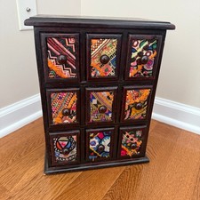 Mobile farmacia vintage 9 cassetti, legno massello con cassetti ricamati frontali