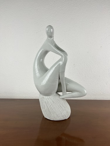 Scultura ceramica bianca