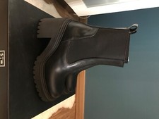 Stivali neri con tacco largo e