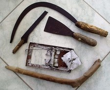 LOTTO 5 ANTICHI ATTREZZI RURALI CONTADINI D' 900 FALCE SEGHETTO PALETTA ECC. 