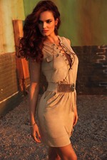 Abito aperto scollo stringhe