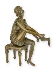 Una scultura in bronzo raffigurante una donna replica design retrò decorazione