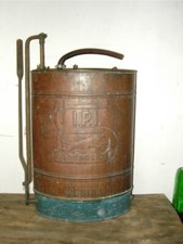 Pompa irroratrice a spalla per spruzzare “verderame”sulla vite. Vecchi attrezzi.