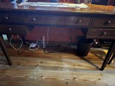 SCRIVANIA IN NOCE EFFETTO ANTICATO COMPLETA DI DUE SEDIE PAGLIA VIENNA