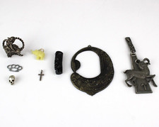 Lotto 8 Ciondoli Vari Tirapugni Miniatura Elefante Croce Ariete Teschio Vintage