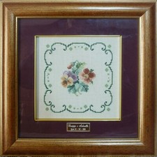 Quadretto realizzato con ricamo mezzo punto mazzolino di fiori  cornice dorata 