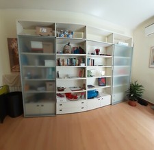 Libreria LEMA di legno bianca con ante scorrevoli in vetro e acciaio