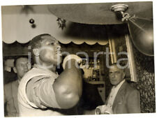 1956 LONDON - BOXE Light heavyweight - Archie MOORE training with punch ball