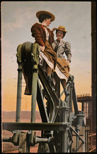 Due donne vestite alla moda in