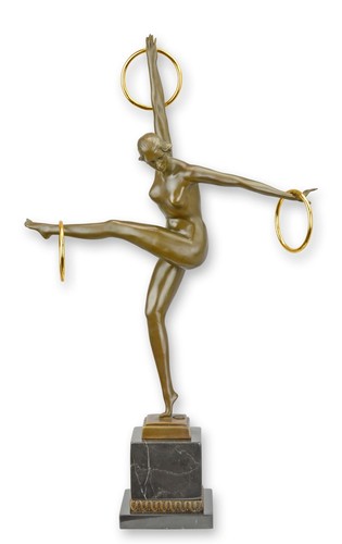 Una scultura bronzo della - in,