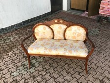 Divani Arte Povera,  giallo/beige misure 126cm di larghezza, e 93 di altezza.