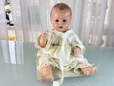 Vecchia bambola da collezione