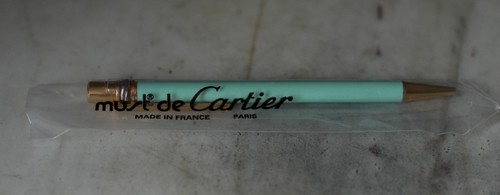 Magnifique stylo bille must - must, de
