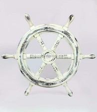 Antica ruota per nave in legno