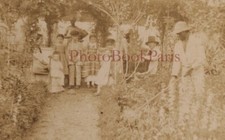 Famiglia Nel Suo Giardino