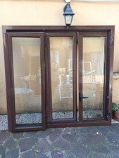 Finestra in alluminio marrone