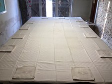 tovaglia 12 posti con rispettivi tovaglioli in lino ricamata a mano 