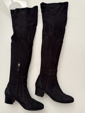 ** Chanel * sopra il ginocchio