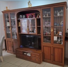 parete soggiorno classico in legno con vetrate