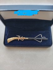 FERMACRAVATTA A FORMA DI ARCHIBUGIO IN ORO E DIAMANTI