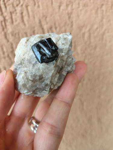 Minerali tormalina nera su - tormalina,