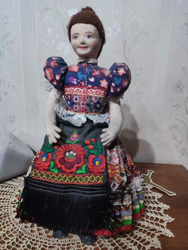 Bambola ungherese seduta - bambola,