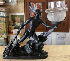 GRANDE LAMPADA DA TAVOLO STATUA RESINA STILE ART DECO UOMO CON CORDA funziona