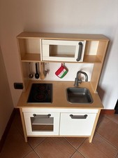 cucina giocattolo IKEA in legno per bambini, completa di accessori