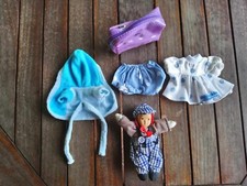 Bambola in porcellana e tessuto + 3 Vestiti vari e mini astuccio - Usato.