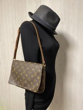 Monogramma corto Louis Vuitton