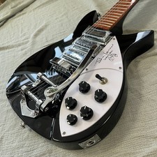 Nuova chitarra elettrica 325