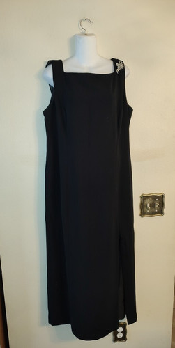Abito nero con spilla vintage