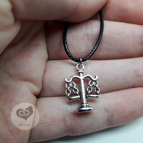 Collana con ciondolo - , bilancia