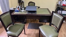 SCRIVANIA E VETRINA UFFICIO IN PELLE E LEGNO MOGANO.