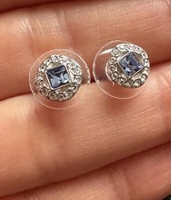 Orecchini traforati con perno