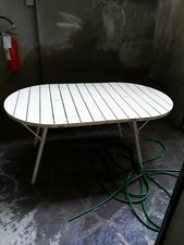 Tavolo e sedie da giardino.  Set completo per le vostre giornate all'aperto.