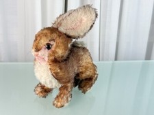 Vecchio coniglio di peluche da
