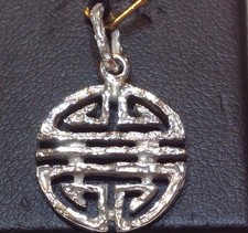 Ciondolo simbolo infinito in