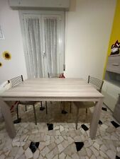 Tavolo allungabile con 4 sedie impilabili 