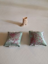 Mattel Barbie Cuscini e 1 Stivaletto Couch & Table Living Room Playset K8613