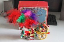 SICILIA - CARRETTO SICILIANO CON CAVALLO E CONTADINI IN LEGNO DIPINTO CON PIUME