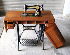 Antica macchina da cucire Singer con mobile e base in ghisa