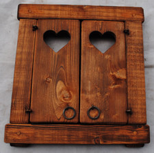Finestra in legno con grata in