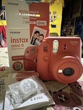 Macchina fotografica Instax Mini 9 colore Poppy Red, borsetta blu in regalo