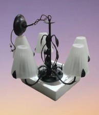 Lampadario a sospensione decorato da motivi fogliati e paralumi in vetro