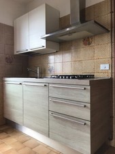Cucina usata Veneta Cucine, piano cottura e lavabo, penisola con tavolo, mobili