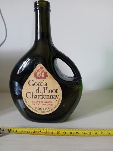 Particolare bottiglia vuota - particolare,