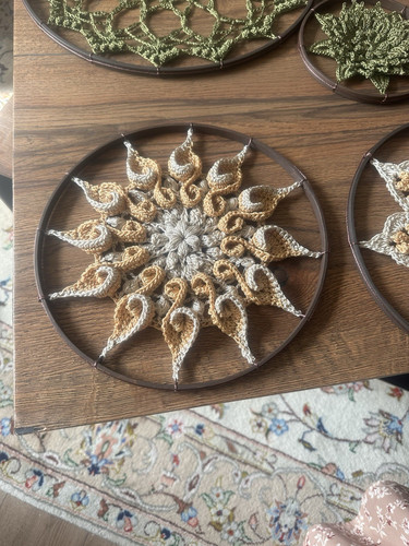 Beige white round doily - round,